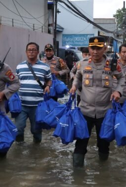 Polri Hadir untuk Kemanusiaan, Bhakti Sosial dan Pelayanan Kesehatan Bantu Warga Terdampak Banjir di Pengungsian Kembangan