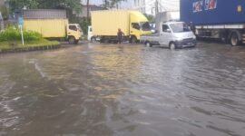 Kondisi Jalan Atang Sanjaya Tangerang yang Kerap Banjir dan Rusak 
