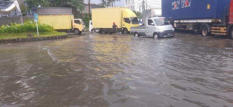 Kondisi Jalan Atang Sanjaya Tangerang yang Kerap Banjir dan Rusak 
