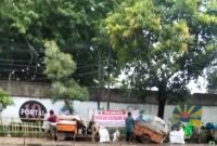 Pedagang di Jalan Kali Baru Timur Kapuk mulai menggelar dagangan di depan taman yang sudah di pasang spanduk larangan berjualan oleh pihak kelurahan kapuk 