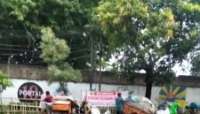 Pedagang di Jalan Kali Baru Timur Kapuk mulai menggelar dagangan di depan taman yang sudah di pasang spanduk larangan berjualan oleh pihak kelurahan kapuk