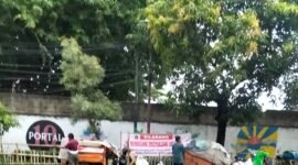 Pedagang di Jalan Kali Baru Timur Kapuk mulai menggelar dagangan di depan taman yang sudah di pasang spanduk larangan berjualan oleh pihak kelurahan kapuk 