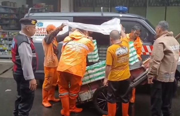 Kepedulian Polri, Polsek Tambora Salurkan Bantuan bagi Warga Terdampak Kebakaran (Foto:Istw/Lensapolri)