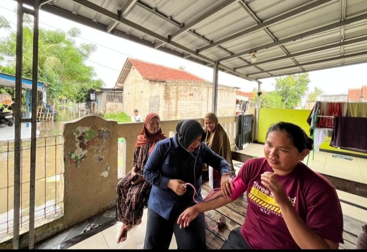 Sidokkes Polres Metro Tangerang Kota Beri Layanan Kesehatan Warga Terdampak Banjir di Benda
