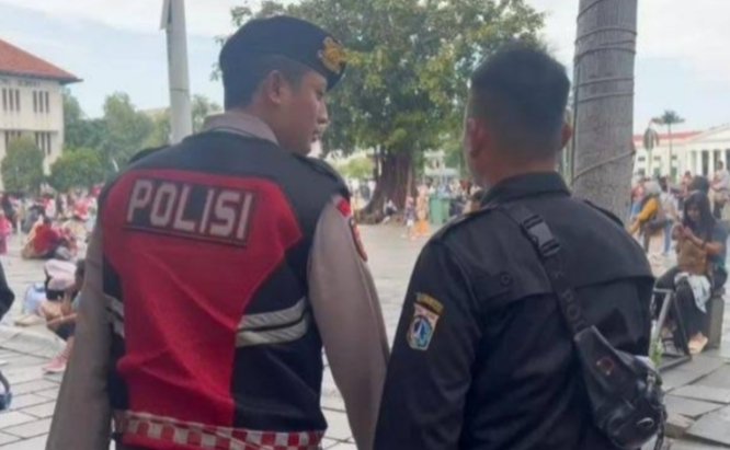 Unit Samapta Polsek Tamansari Polres Jakarta Barat melaksanakan kegiatan patroli dialogis dan sambang jalan kaki di kawasan Taman Fatahillah, Kota Tua (Foto.Istw)