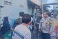 Bhabinkamtibmas Koja Sambangi Rumah Miring Milik Warga Jakut (Foto:Istw)
