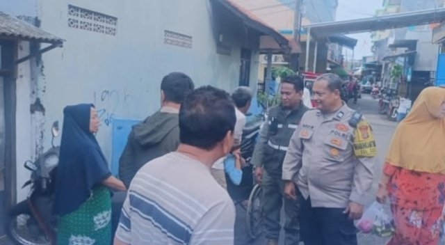 Bhabinkamtibmas Koja Sambangi Rumah Miring Milik Warga Jakut (Foto:Istw)