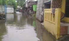 Dua Hari Terendam Banjir, Warga Tegal Alur Keluhkan Air Tak Kunjung Surut