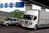 Video Viral Mobil Isuzu Panther melaju tidak stabil di Tol Jakarta–Cikampek, KM 21 A.