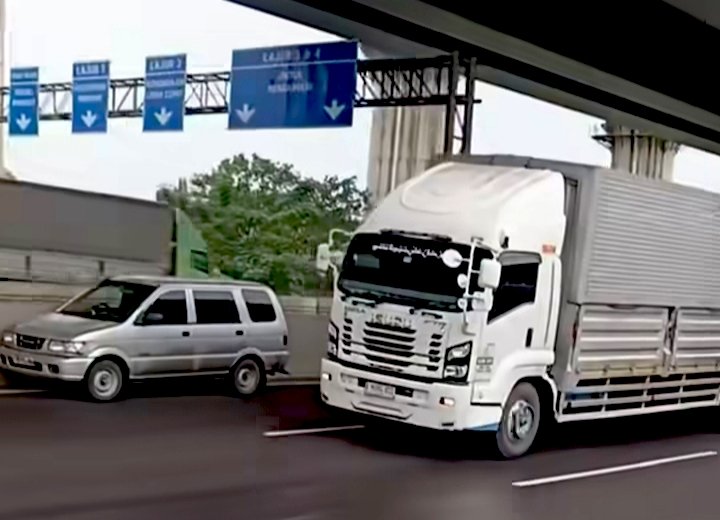 Video Viral Mobil Isuzu Panther melaju tidak stabil di Tol Jakarta–Cikampek, KM 21 A.