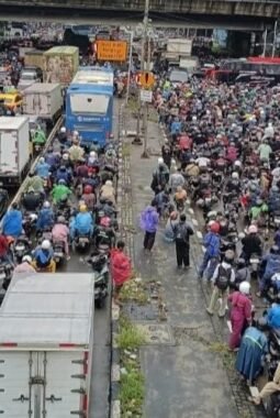 Lalin Daan Mogot Raya Lumpuh Total Kedua Arah, Pekerja Mohon Agar Tidak Ada Potongan Gaji