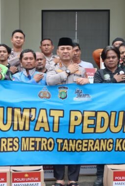 Peduli Mitra Transportasi Online, Kapolres Metro Tangerang Kota Salurkan 50 Paket Sembako