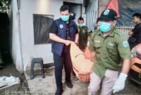 Seorang pria ditemukan tewas dalam kondisi tergantung di sebuah rumah kontrakan di kalideres 