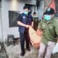 Seorang pria ditemukan tewas dalam kondisi tergantung di sebuah rumah kontrakan di kalideres 