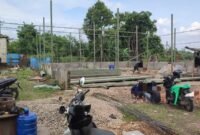 Proyek Bangunan diduga tanpa izin yang berdiri di bantaran kali kelurahan Sepatan Timur bebas tanpa pengawasan (Foto.Lensapolri/Derry)