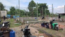 Proyek Bangunan diduga tanpa izin yang berdiri di bantaran kali kelurahan Sepatan Timur bebas tanpa pengawasan (Foto.Lensapolri/Derry)