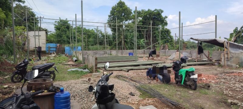 Proyek Bangunan diduga tanpa izin yang berdiri di bantaran kali kelurahan Sepatan Timur bebas tanpa pengawasan (Foto.Lensapolri/Derry)