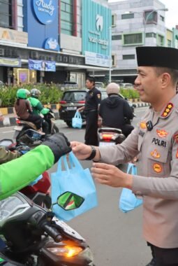 Ramadan Penuh Berkah, Kapolrestro Tangerang Kota Turun Langsung Bagikan Takjil untuk Pejuang Jalanan