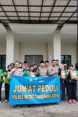 Polrestro Tangerang Kota Rangkul Ojol Lewat Jumat Curhat, 50 Paket Sembako Dibagikan