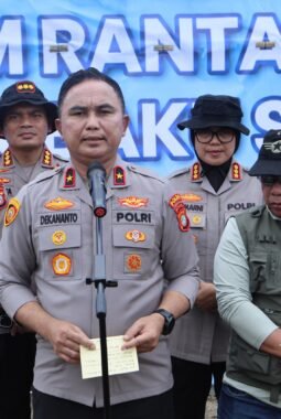 Polda Metro Jaya Tebar 37 Ribu Benih Ikan di Muara Gembong, Dukung Ketahanan Pangan