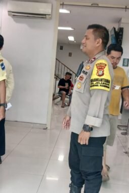 Jaga Kamtibmas, Bhabinkamtibmas Jelambar Koordinasi dengan Petugas Keamanan Bank