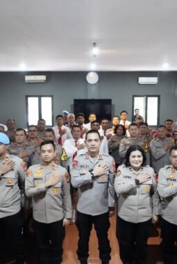 Cek Kesiapan Personel, Wakapolres Jakbar Pimpin Apel dan Berikan Arahan Anggota Polsek Jajaran