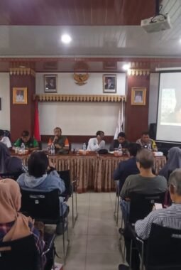Ciptakan Lingkungan Bersih, Bhabinkamtibmas Jelambar Sosialisasi Pengolahan Sampah