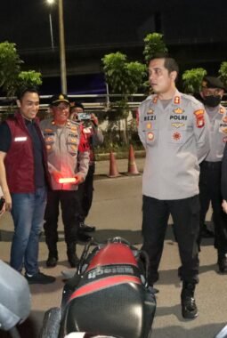 Wakapolres Jakbar Pimpin Patroli Mobile dan Razia Kejahatan Jalanan Dini Hari