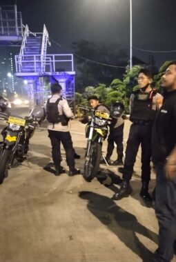 Patroli Blue Light Polsek Kebon Jeruk Dapat Apresiasi Warga Saat Jaga Wilayah di Dini Hari