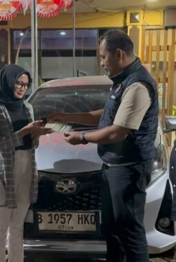 Tangis Haru Pecah Saat Polsek Kebon Jeruk Kembalikan Mobil Korban, Kasus Terungkap Hanya dalam Satu Jam