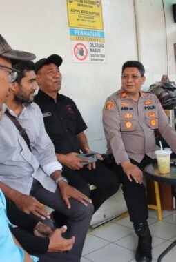 Dukung Program Kapolda Metro Jaya, Polsek Kalideres Sambangi Petugas Parkir Hari Hari Swalayan Melalui Program “Jaga Jakarta On The Spot”