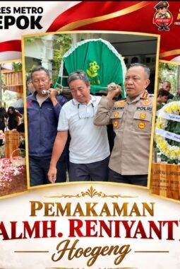 Kapolres Metro Depok Angkat Keranda Putri Jenderal Hoegeng ke Peristirahatan Terakhir