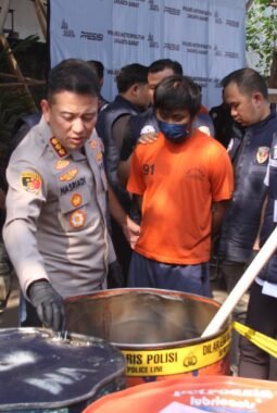 Bongkar Oli Palsu di Cengkareng, Polres Jakbar Ungkap Modus Oli Bekas Diubah Jadi Seolah Baru