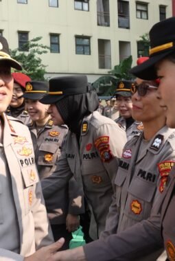 Apel Jam Pimpinan di Polres Jakbar Diwarnai Kejutan, Kapolres Nasriadi Rayakan Hari Jadi Polwan