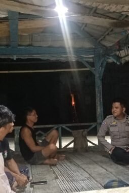 Bhabinkamtibmas Bambalamotu Perkuat Pos Kamling, Warga Diajak Aktif Jaga Kamtibmas