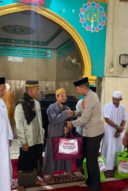 Safari Jumat, Wakapolres Mateng Ingatkan Warga Waspada Karhutla dan Kekeringan Serta Salurkan Bantuan Sembako
