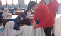 DPC PDI Perjuangan Kabupaten Bangka Bagikan 1.000 Buku Tulis untuk Siswa Kelas 1 di Dua Kecamatan