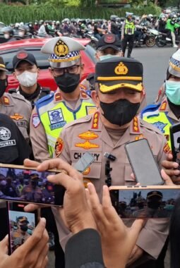 Polres Metro Depok Turun Tangan, Masker Gratis Dibagikan di Jalan Margonda