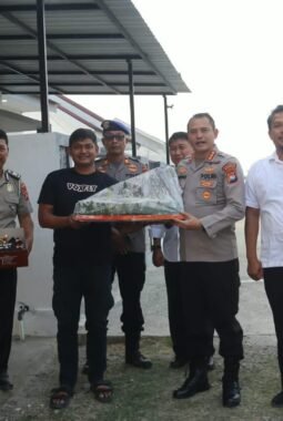 Semarak HUT TNI ke-81, Kapolresta Mamuju Sambangi Lanal Mamuju Bawa Tumpeng dan Kue Tart