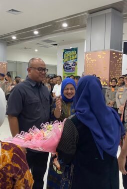 Kain Sikomandi dan Tarian Tradisional Sambut Kedatangan Kapolda Sulbar Irjen Pol Totok Suharyanto