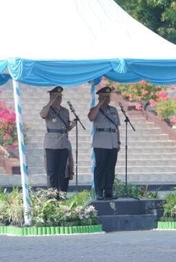 Farewell and Welcome Parade Polda Sulbar, Estafet Komando dari Irjen Pol Adi Deriyan ke Irjen Pol Totok Suharyanto