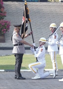 Estafet Kepemimpinan Polda Sulbar, Pataka Siamasei Resmi Diserahkan kepada Irjen Pol Totok Suharyanto