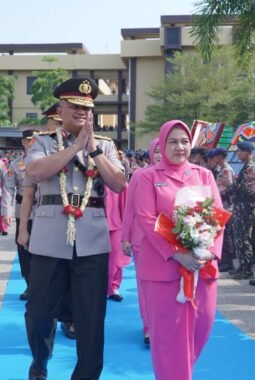Tangis dan Doa Iringi Kepergian Irjen Pol Adi Deriyan dari Polda Sulbar
