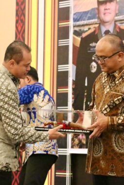 Jejak Pengabdian di Sulbar, Kapolresta Mamuju Hadiahkan Keris Raja Mamuju Penuh Sejarah kepada Irjen Adi Deriyan