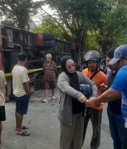 Bus Makassar-Palu Terbalik di Mamuju, Tim Biddokkes Polda Sulbar Respon Cepat Evakuasi 26 Korban
