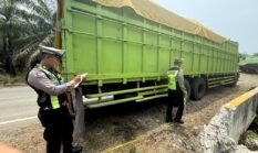 Sigap Tangani Kecelakaan Truk Pengangkut Minyak Kita, Ditlantas Polda Sulbar Imbau Pengemudi Utamakan Keselamatan
