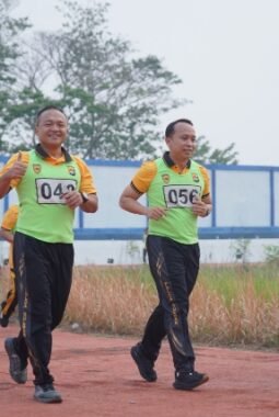 Kapolda Sulbar Bersama PJU Perkuat Fisik Lewat Tes Kesamaptaan di Stadion Manakarra