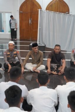 Jangan Gadaikan Masa Depan demi Keinginan Sesaat! Lewat Subuh Keliling, Kabidpropam dan Kabidkum Polda Sulbar Ingatkan Bintara Remaja Bahaya Judol dan Pinjol