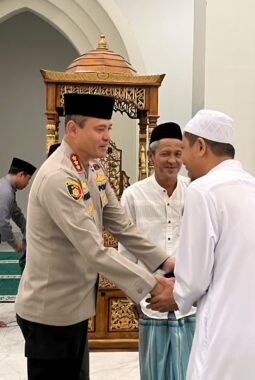 Tak Sekadar Jaga Kamtibmas, Kapolresta Mamuju Sambangi Jamaah Usai Salat Subuh Dan Berdialog