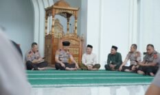 Sholat Dzuhur di Masjid Raya Suada, Kapolda Sulbar Titip Doa untuk Amanah Tugas